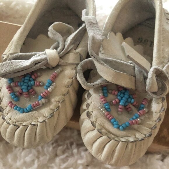 VINTAGE INDIAN DESIGN INDIAN MOCCASINS BABIES NO 1 WHITE LEATHER - Picture 1 of 12